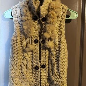 Chunky Knit Faux-Fur Trim Sleeveless Sweater Vest - Cream